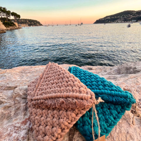 pochette-en-macramé-bleu-canard