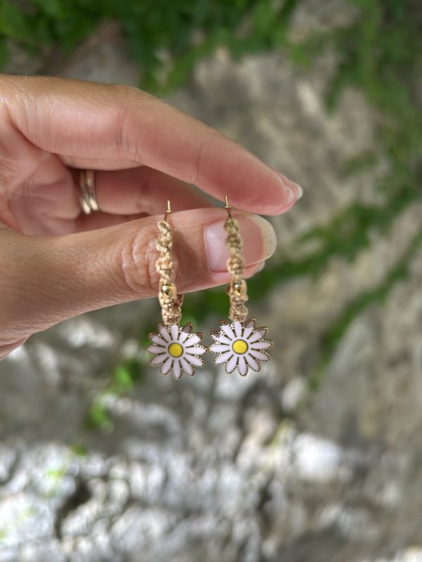 Créoles marguerite en micro macramé