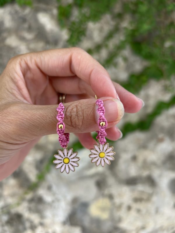 Créoles marguerite en micro macramé