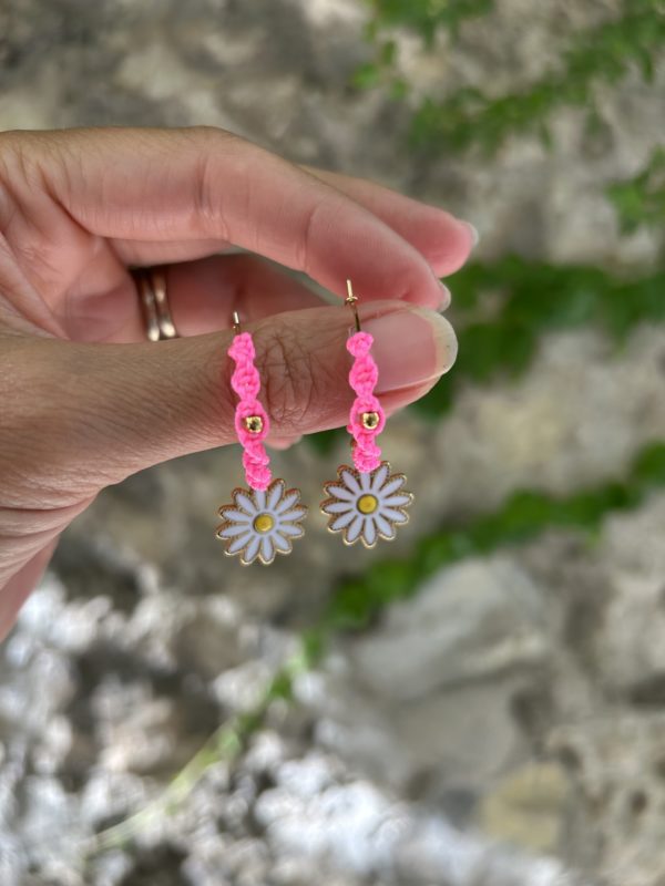 Créoles marguerite en micro macramé