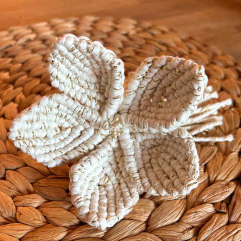 Fleur décorative en macramé