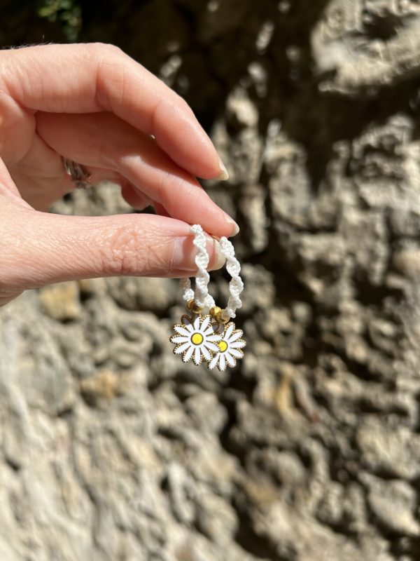 Créoles marguerite en micro macramé