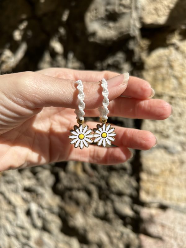 Créoles marguerite en micro macramé