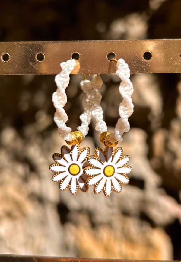 Créoles marguerite en micro macramé