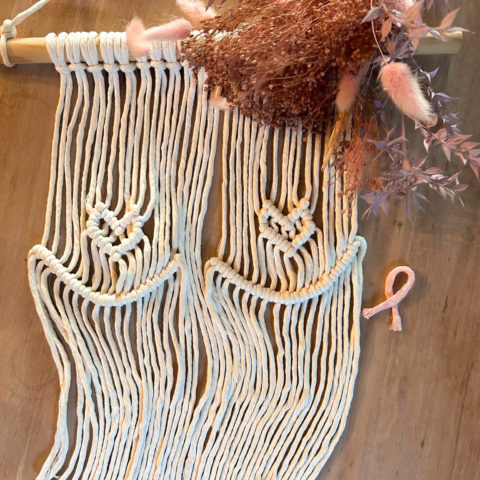 Tenture macramé Octobre rose