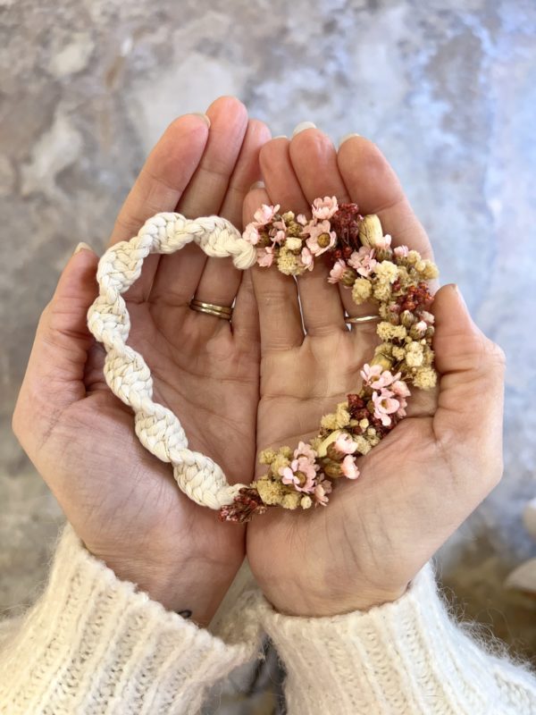Coeur "Baby love" macramé et fleurs séchées