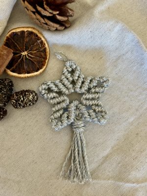 étoile filante argent en macramé