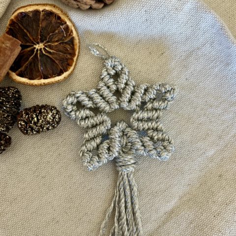 étoile filante argent en macramé