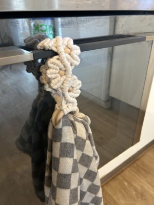 Accroche-torchon en macramé